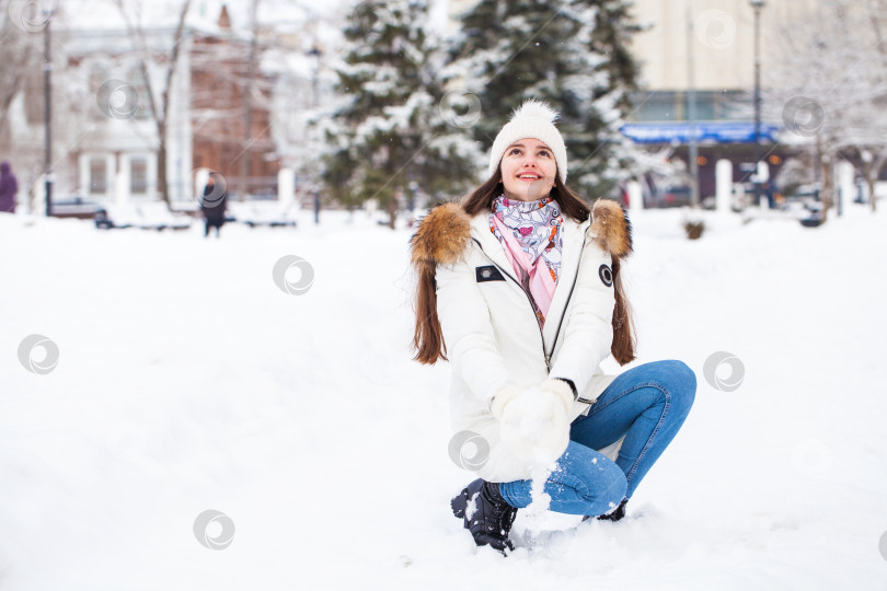 Скачать Модная молодая девушка в зимнее время фотосток Ozero