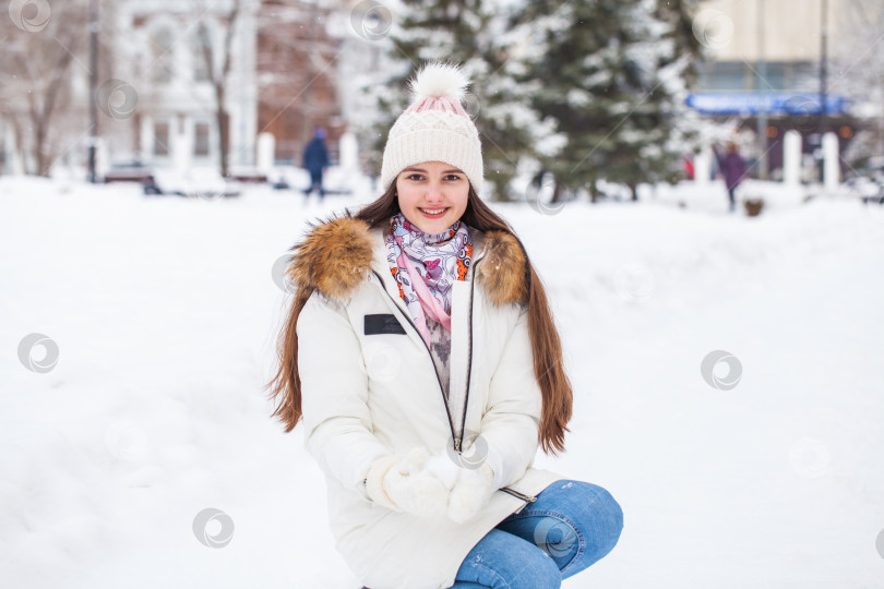 Скачать Портрет молодой красивой женщины крупным планом фотосток Ozero