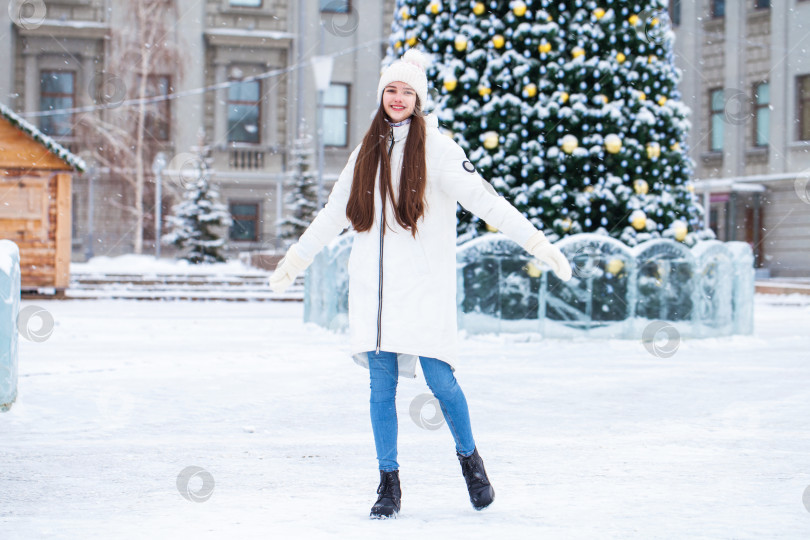 Скачать Модная молодая девушка в зимнее время фотосток Ozero
