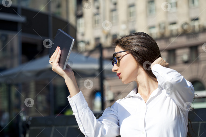 Скачать Красивая деловая женщина читает блокнот фотосток Ozero