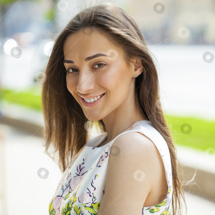 Скачать Портрет красивой молодой счастливой женщины фотосток Ozero