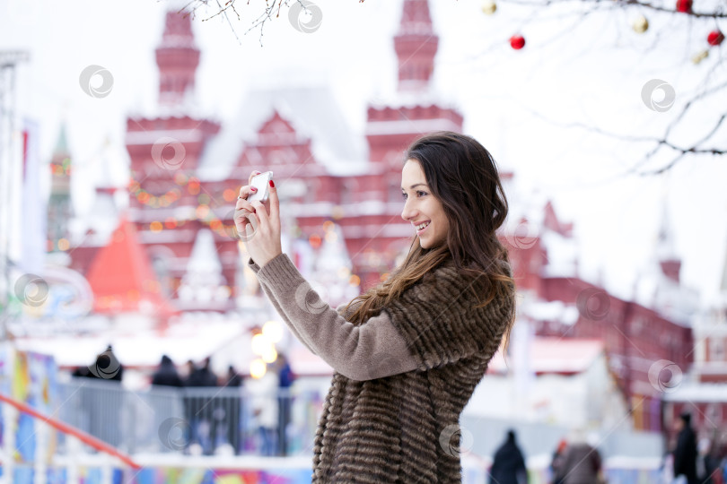 Скачать Молодая красивая туристка фотографирует на мобильный телефон фотосток Ozero