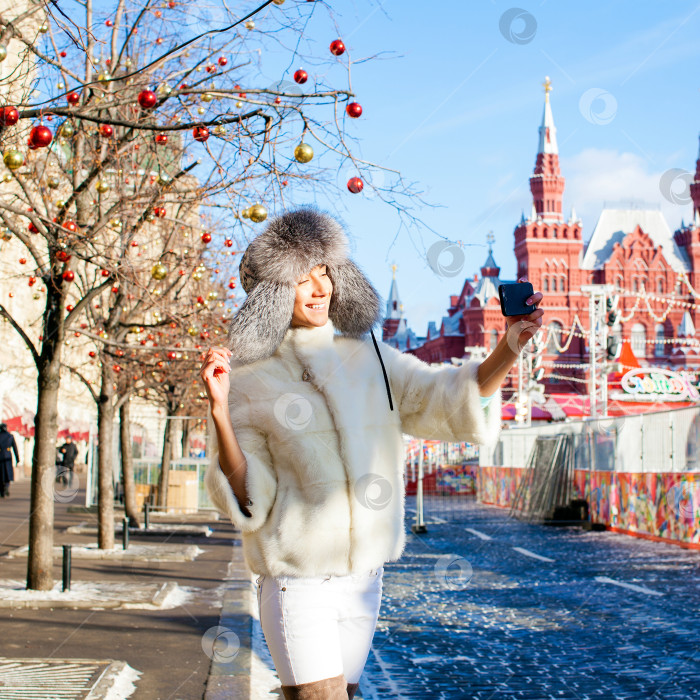 Скачать Селфи, молодая красивая девушка, сфотографированная на мобильный телефон фотосток Ozero