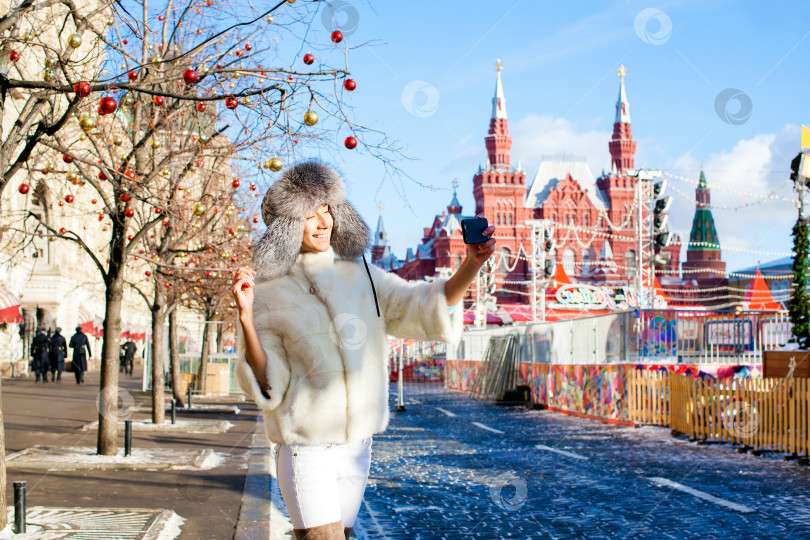 Скачать Портрет молодой красивой девушки в белой шляпе фотосток Ozero