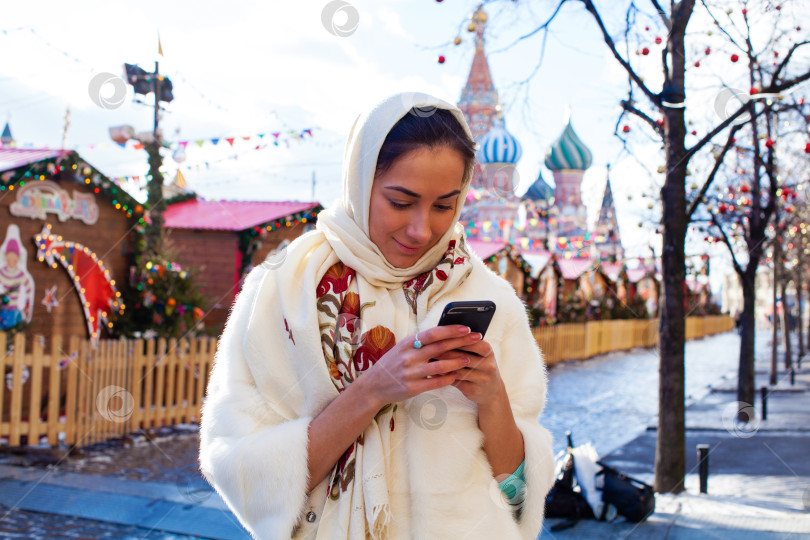 Скачать Селфи, молодая красивая девушка, сфотографированная на мобильный телефон фотосток Ozero