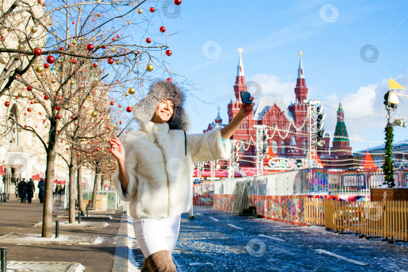 Скачать Портрет молодой красивой девушки в белой шляпе фотосток Ozero