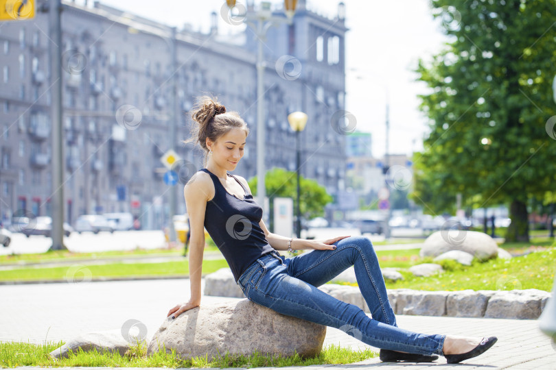 Скачать Молодая красивая шатенка в синих джинсах фотосток Ozero