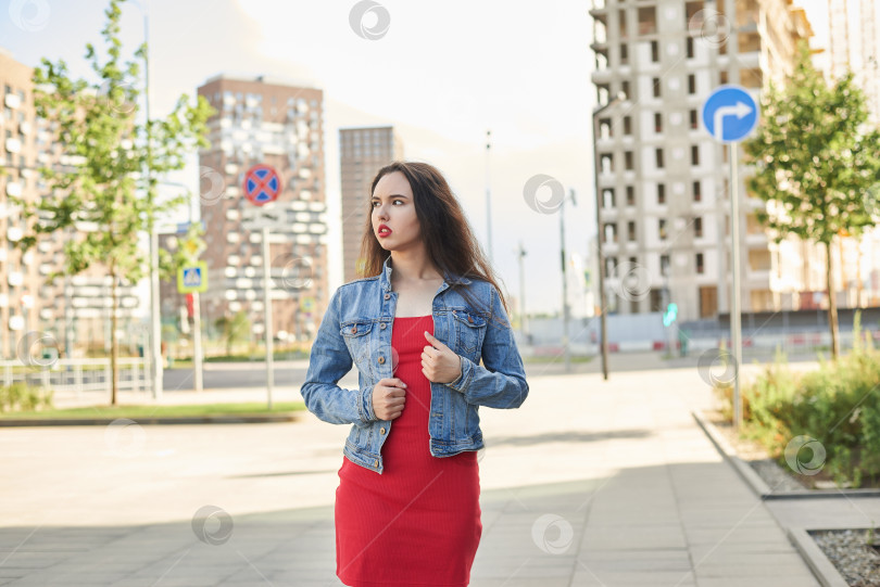 Скачать Женщина в красном платье стоит перед зданием фотосток Ozero