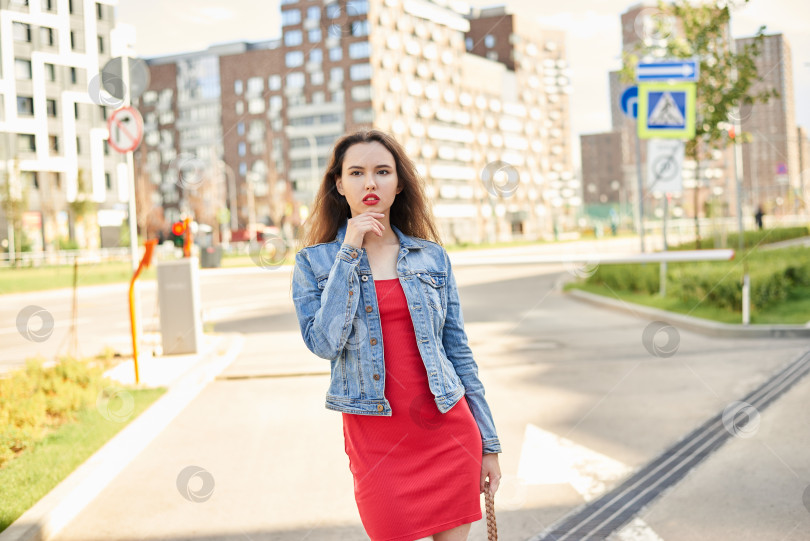 Скачать Женщина в красном платье стоит перед зданием фотосток Ozero