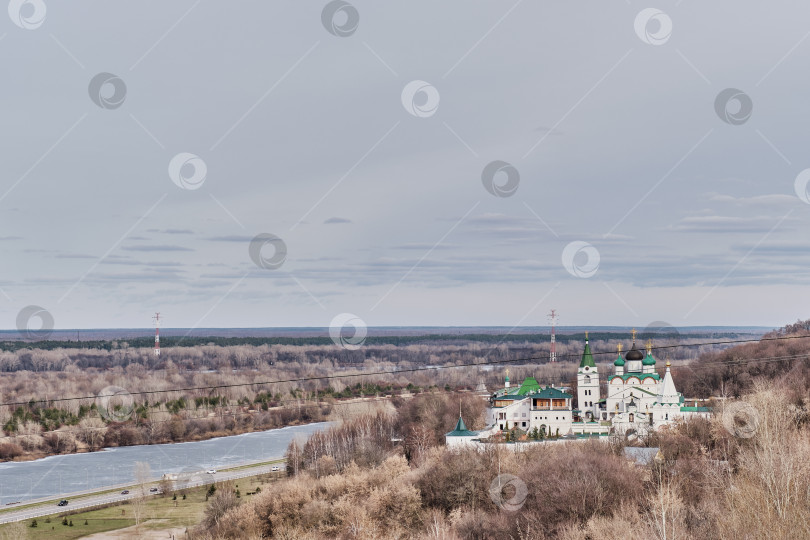 Скачать Вознесенский Печерский монастырь Русской православной церкви на берегу реки Волги, Нижний Новгород,Россия фотосток Ozero