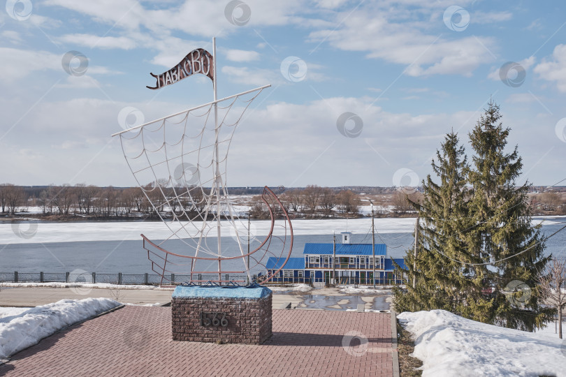 Скачать Памятник, символ города Павлово-на-Оке, Россия - ладья, на набережной реки Оки. фотосток Ozero