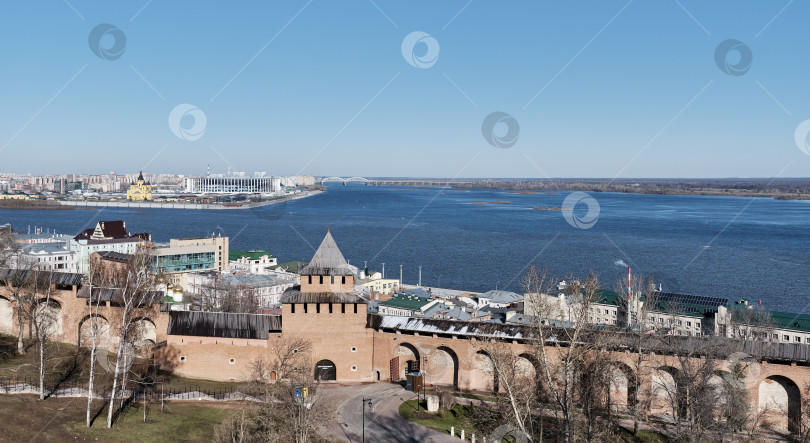 Скачать Стены и Ивановская башня Нижегородского кремля, Россия. Река Волга и нижняя часть города. фотосток Ozero