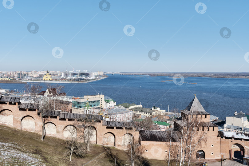 Скачать Стены и Ивановская башня Нижегородского кремля, Россия. Река Волга и нижняя часть города. фотосток Ozero