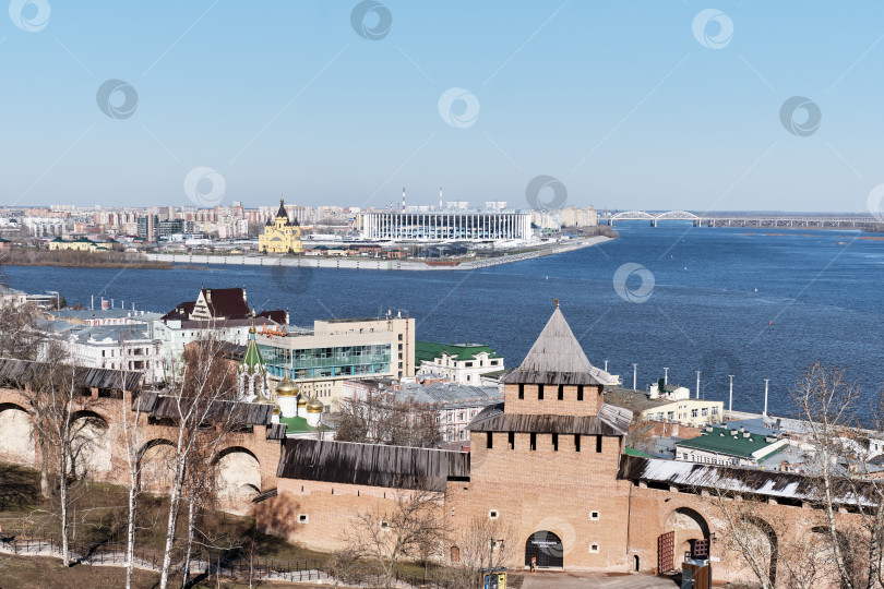 Скачать Ивановская башня Нижегородского кремля, Россия. Река Волга и нижняя часть города. фотосток Ozero