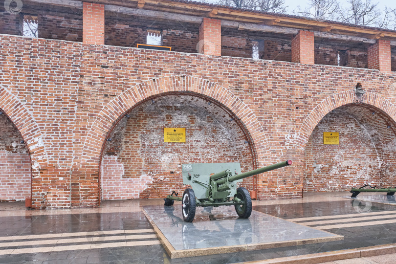 Скачать Полковая противотанковая 57-мм пушка ЗиС-5 образца 1943 года, у стены Нижегородского кремля. фотосток Ozero