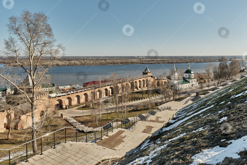 Скачать Вид на достопримечательности Нижегородского кремля и реку Волгу, Россия. фотосток Ozero