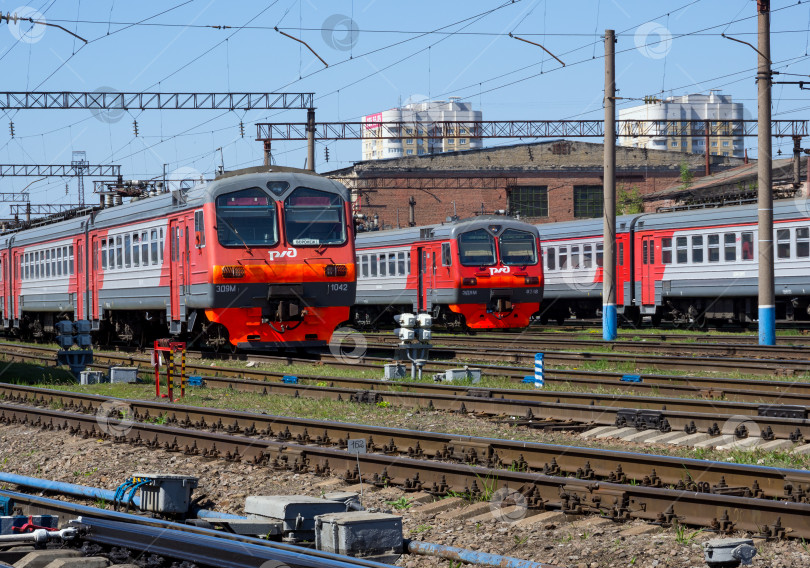 Скачать Электропоезда пригородных железных дорог находятся в привокзальном парке фотосток Ozero