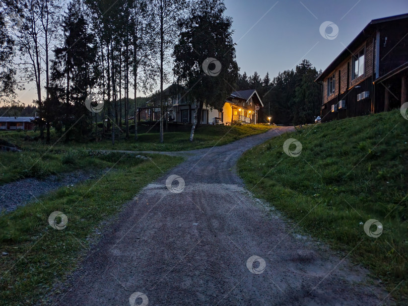 Скачать Закат на деревенской улице фотосток Ozero