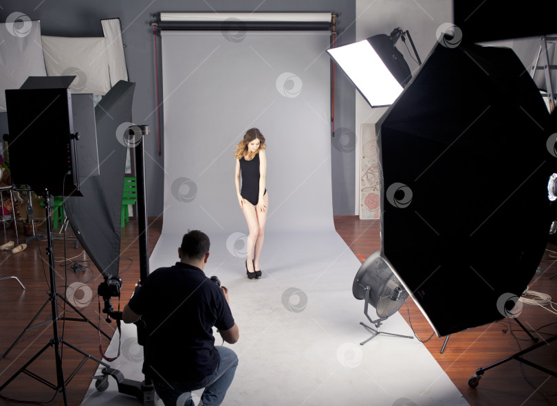 Скачать Фотограф фотографирует профессиональную модель фотосток Ozero