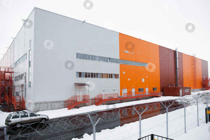Скачать Большой фасад складского помещения снаружи фотосток Ozero