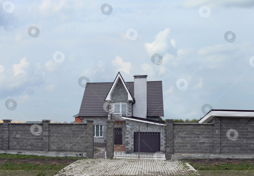 Скачать красивый двухэтажный каменный дом фотосток Ozero