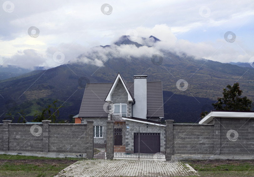Скачать красивый двухэтажный каменный дом фотосток Ozero