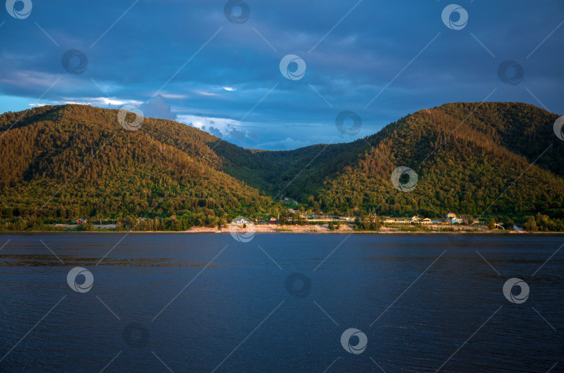 Скачать Русло реки Волга, Мастрюковские озера, Россия, Самара. Лето на природе фотосток Ozero