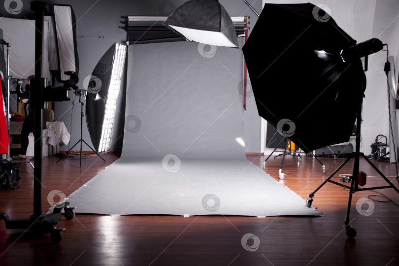 Скачать Фотостудия со световым оборудованием фотосток Ozero