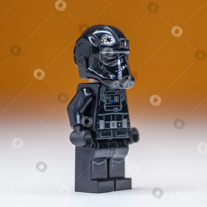 Скачать РОССИЯ, САМАРА, 22 декабря 2021 года, Минифигурка Lego Star Wars, галстук пилота имперского истребителя фотосток Ozero