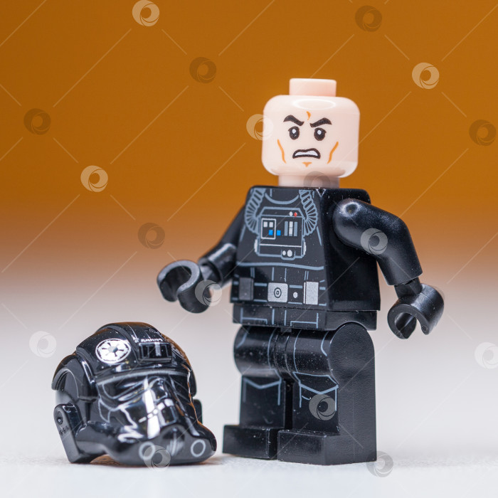 Скачать РОССИЯ, САМАРА, 22 декабря 2021 года, Минифигурка Lego Star Wars, галстук пилота имперского истребителя фотосток Ozero