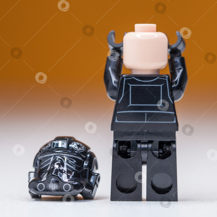 Скачать РОССИЯ, САМАРА, 22 декабря 2021 года, Минифигурка Lego Star Wars, галстук пилота имперского истребителя фотосток Ozero