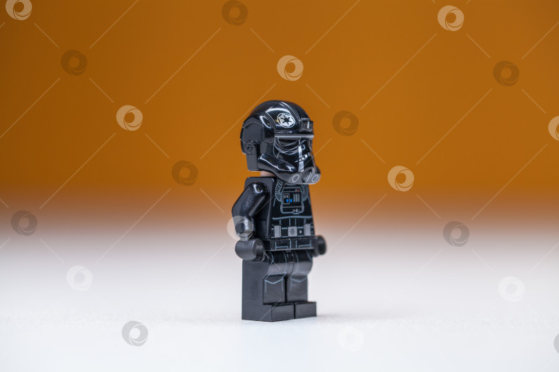 Скачать РОССИЯ, САМАРА, 22 декабря 2021 года, Минифигурка Lego Star Wars, галстук пилота имперского истребителя фотосток Ozero