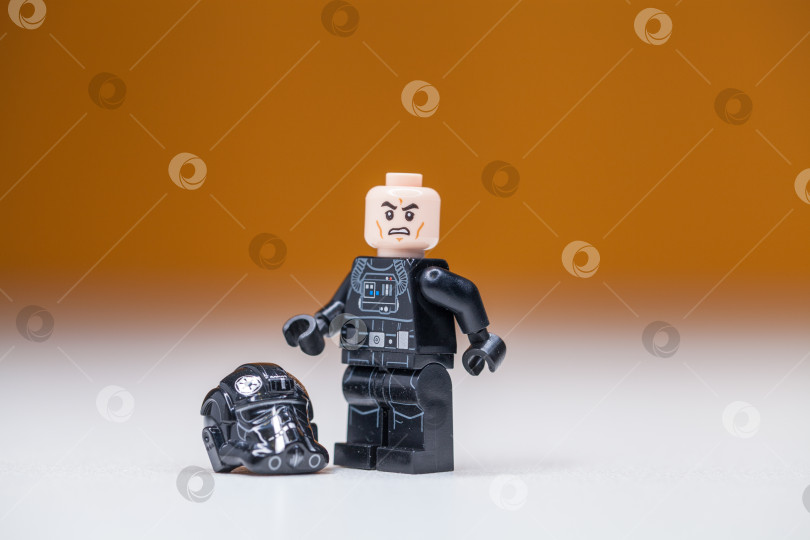 Скачать РОССИЯ, САМАРА, 22 декабря 2021 года, Минифигурка Lego Star Wars, галстук пилота имперского истребителя фотосток Ozero