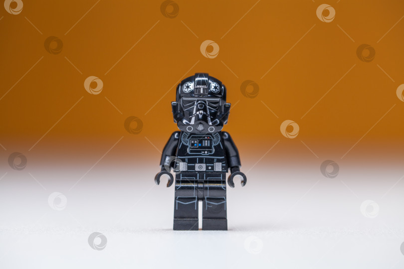 Скачать РОССИЯ, САМАРА, 22 декабря 2021 года, Минифигурка Lego Star Wars, галстук пилота имперского истребителя фотосток Ozero