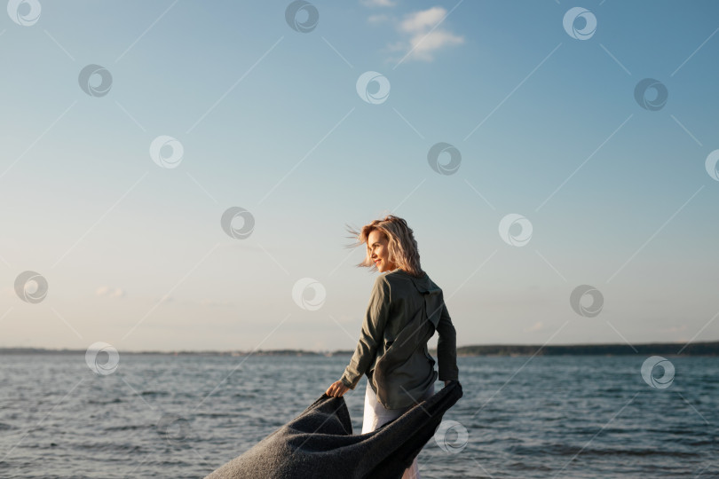 Скачать женщина прогуливается по пляжу фотосток Ozero