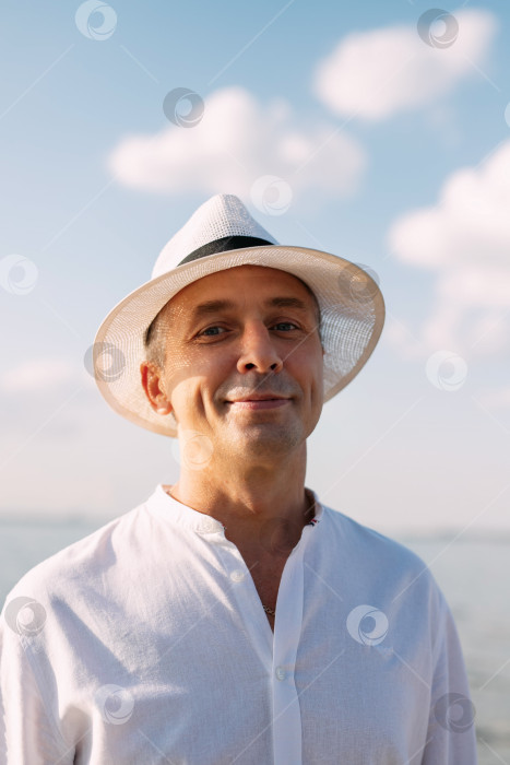 Скачать портрет мужчины крупным планом на пляже на фоне воды фотосток Ozero