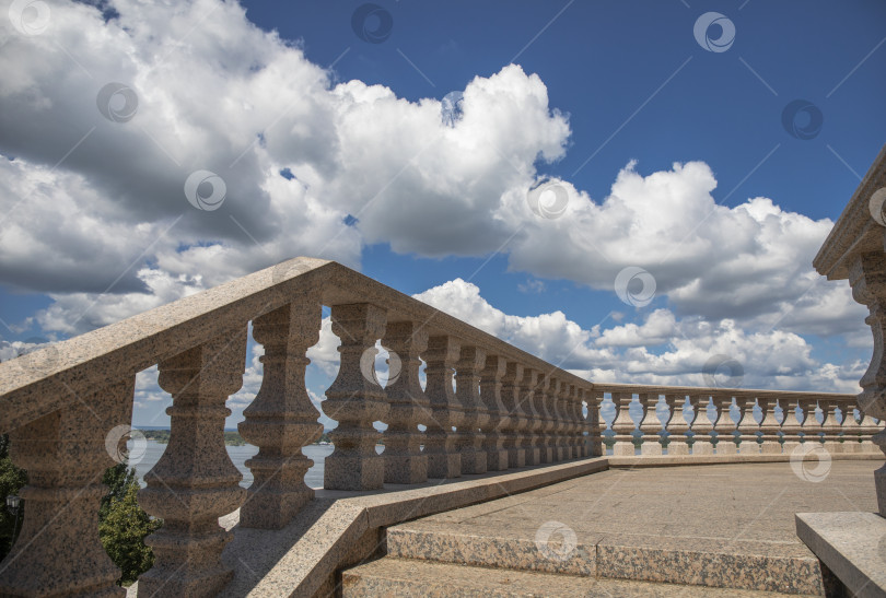 Скачать Мраморные ступени и перила на веранде открываются снизу. фотосток Ozero