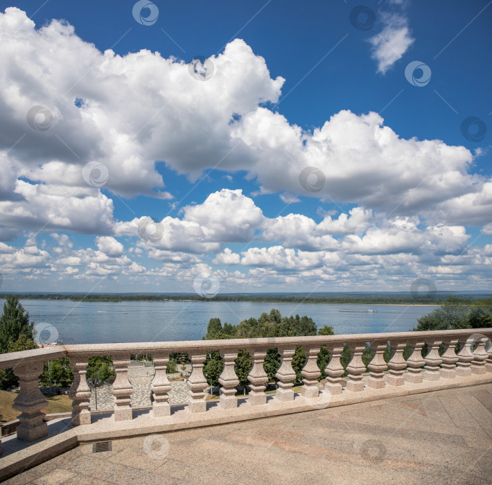 Скачать Вид на Волгу с балкона фотосток Ozero