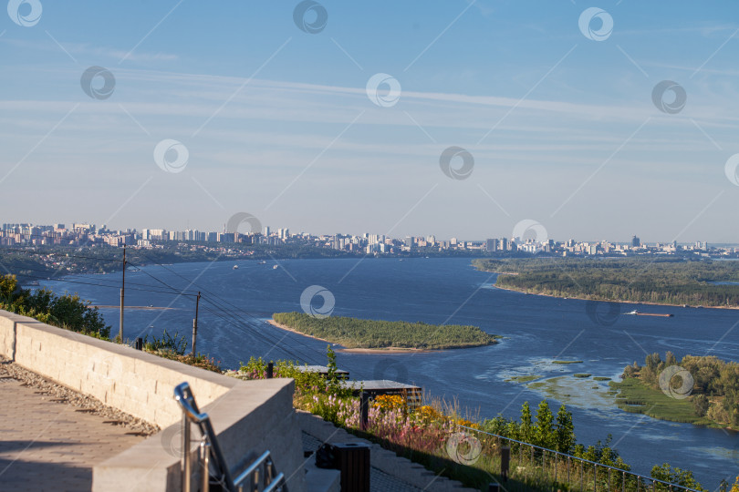 Скачать Вид на Самару с вертолетной площадки ранним утром фотосток Ozero