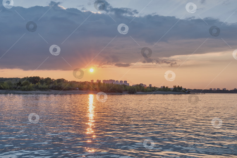 Скачать Спокойный закат на реке Обь, Новосибирск, Россия. Летний пейзаж. фотосток Ozero