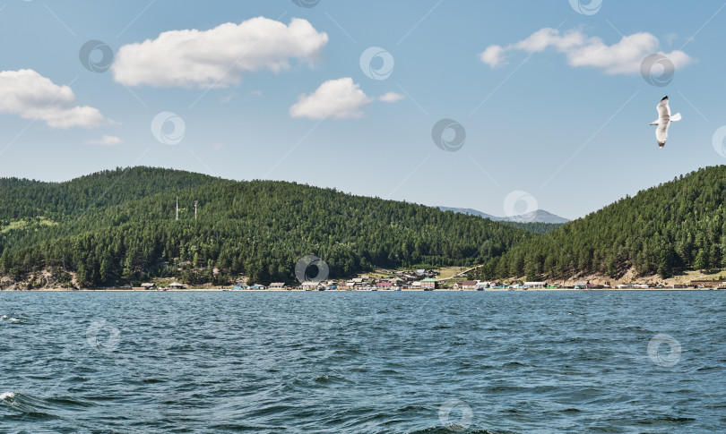 Скачать Чивыркуйский залив озера Байкал. Вид на село Курбулик. Забайкальский национальный парк, Бурятия, Россия. фотосток Ozero