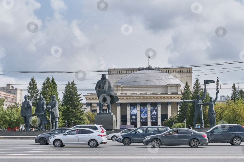 Скачать Городской пейзаж Новосибирска, Россия. Площадь Ленина, памятник. Театр оперы и балета. Красный проспект. фотосток Ozero