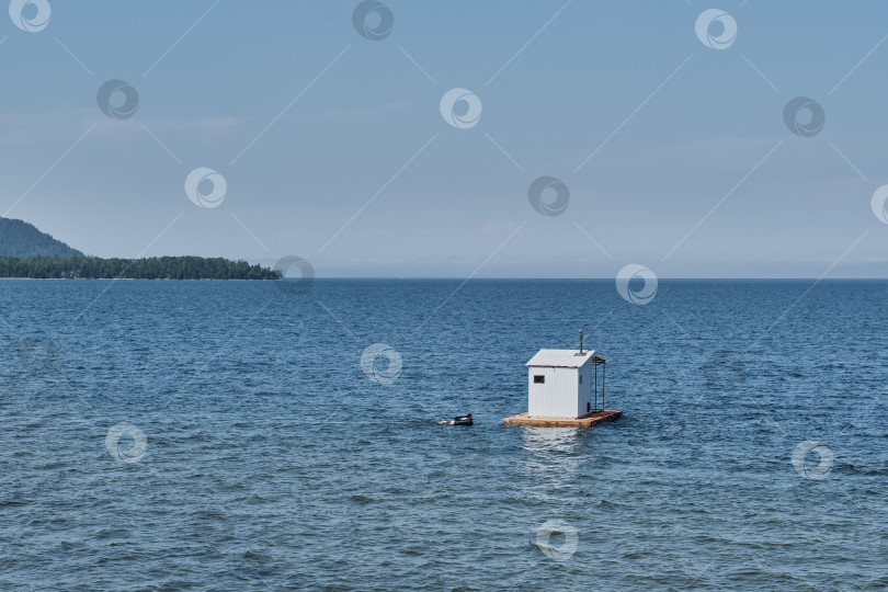 Скачать Плавучая баня на воде. Озеро Байкал, Россия. фотосток Ozero