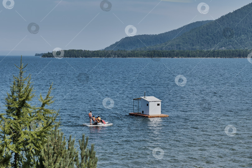 Скачать Плавучая баня на воде. Озеро Байкал, Россия. фотосток Ozero