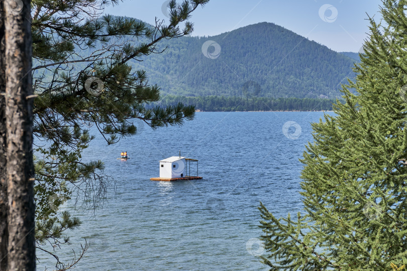 Скачать Плавучая баня на воде. Озеро Байкал, Россия. фотосток Ozero