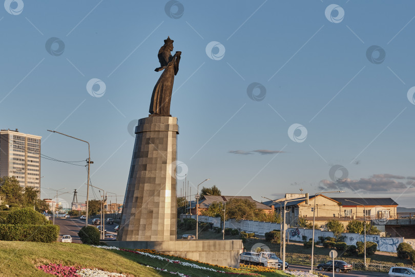 Скачать Городской пейзаж Улан-Удэ, Россия. Скульптура "Мать Бурятия", "Гостеприимная Бурятия". Улица Борсоева фотосток Ozero