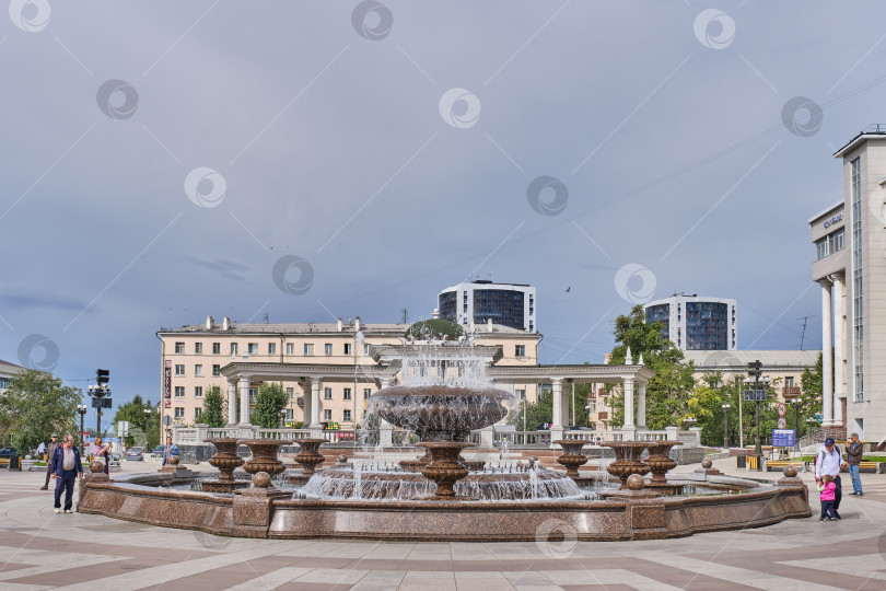 Скачать Городской пейзаж Улан-Удэ, Россия. Театральная площадь, цветомузыкальный фонтан, колоннада. фотосток Ozero