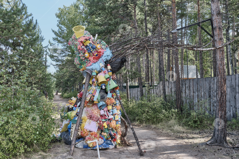 Скачать Скульптура, сделанная из отходов на сельском пути в рамках художественной выставки и экологического движения фотосток Ozero