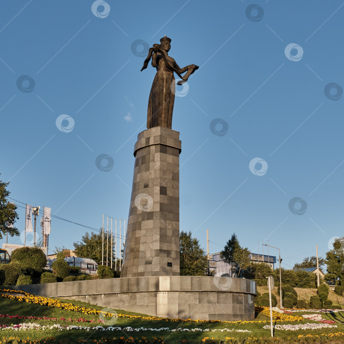 Скачать Скульптура "Гостеприимная Бурятия", "Мать-Бурятия". Улан-Удэ, Россия. фотосток Ozero