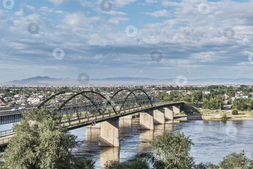 Скачать Старый и новый автомобильные мосты через реку Селенга, город Улан-Удэ, Республика Бурятия, Россия фотосток Ozero